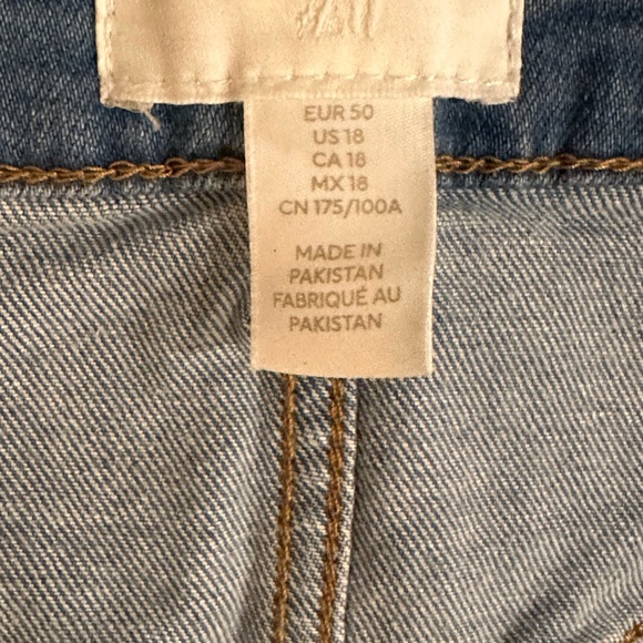 H&M Distressed Mom Fit Stretch Jean Shorts Cuffed High Rise Light Wash Size 18 - Picture 10 of 12